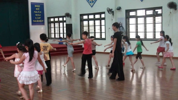 nang-khieu-cho-tre-con-3-tuoi-nen-cho-hoc-nhay-dancesport-hay-mua-ballet-3